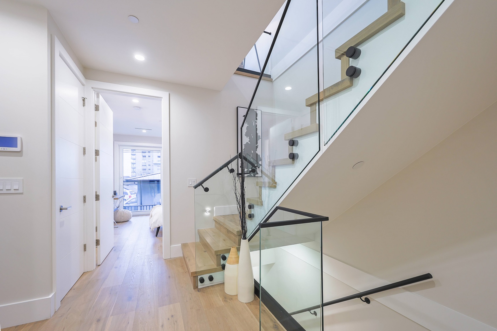 Why Glass Railings are Popular in North Vancouver